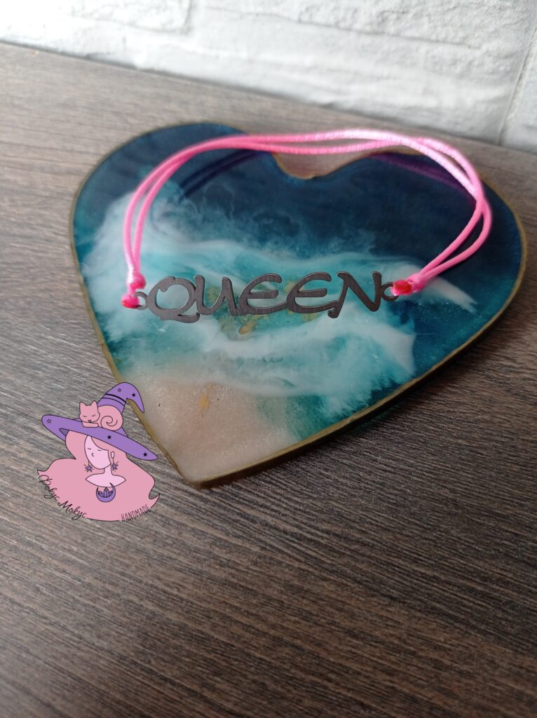 Гривна с надпис Queen