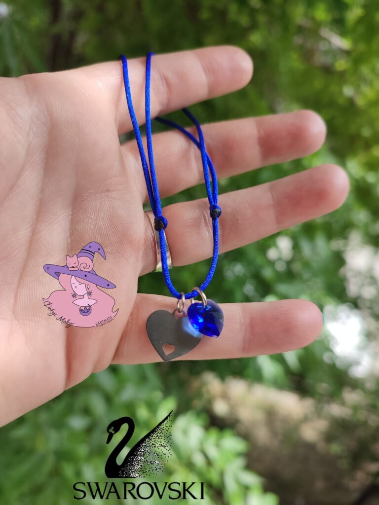 Гривна със сърчице Swarovski Sapphire и гравирано сърце