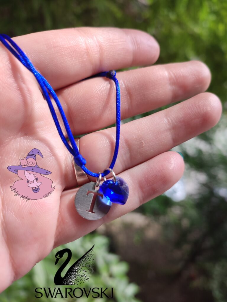 Гривна със сърчице Swarovski Sapphire и буквичка