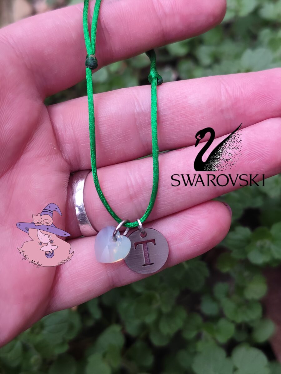 Гривна със сърчице Swarovski Chrysolite Opal и буквичка